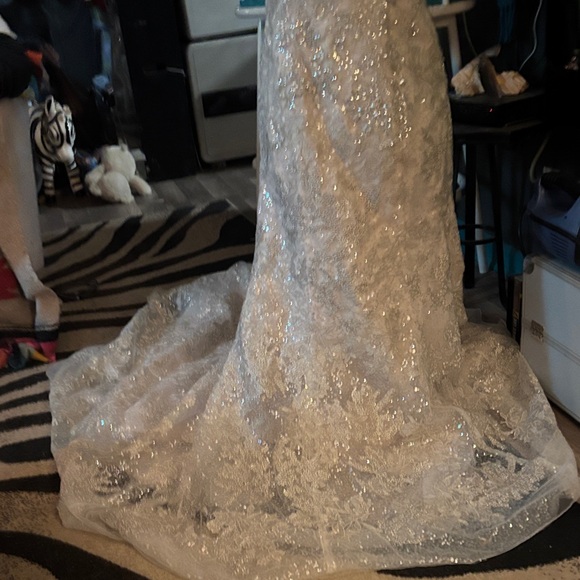 Elegant sequence wedding dress - Picture 3 of 8